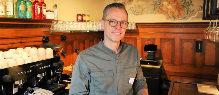 Ehemaliger Chirurg kocht im Gasthaus "Zum scharfen Eck" in Biberach. (Foto: SWR, Johannes Riedel)