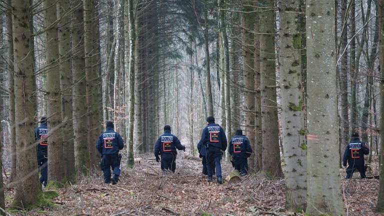 Polizisten suchen in einem Wald nach der vermissten Jasmin M. aus Eigeltingen. (Foto: dpa Bildfunk, picture alliance/dpa | David Pichler)