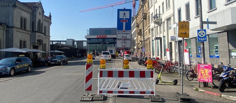 Auf dem Vorplatz vom Konstanzer Bahnhof haben die Arbeiten für den Umbau begonnen. (Foto: SWR, Tina Löschner)