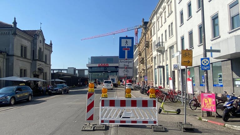 Auf dem Vorplatz vom Konstanzer Bahnhof haben die Arbeiten für den Umbau begonnen. (Foto: SWR, Tina Löschner)