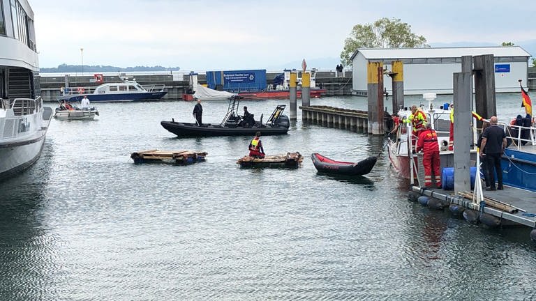Rettungskräfte sichern Floße und Kanu im Hafen von Friedrichshafen (Foto: SWR, Isabel Heine)