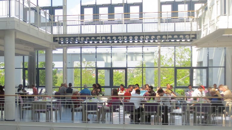 Menschen an Tischen in einer Halle (Foto: SWR, Johannes Riedel)
