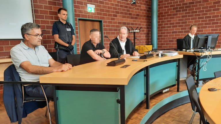 Angeklagter, mitte, sitzt zwischen Dolmetscher und Verteidiger im Gerichtssaal des Landgerichts Konstanz (Foto: SWR, Stefanie Baumann)