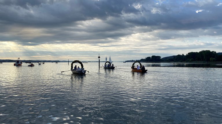 Boote der Mooser Wasserprozession auf dem See (Foto: SWR, Theresia Blömer)