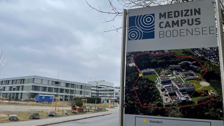 Die Klinik Friedrichshafen, die zum Medizin Campus Bodensee gehört, von außen. (Foto: SWR, Marlene Fuchs)
