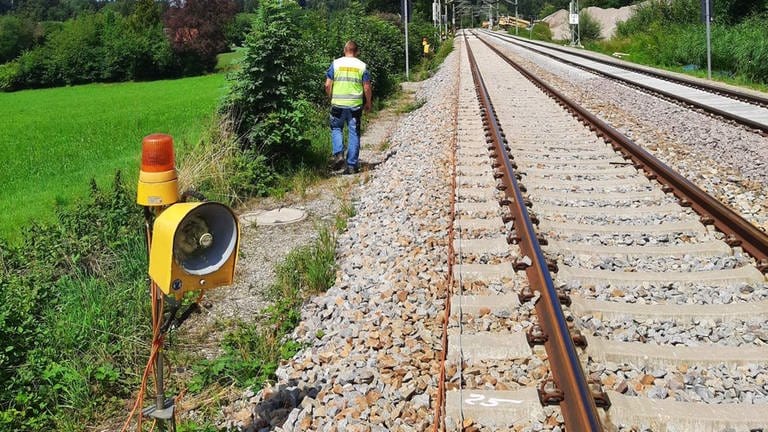 Einen Rottenwarnanlage an Bahngleisen warnt Baustellenpersonal vor Zügen. (Foto: Pressestelle, Bundespolizei)