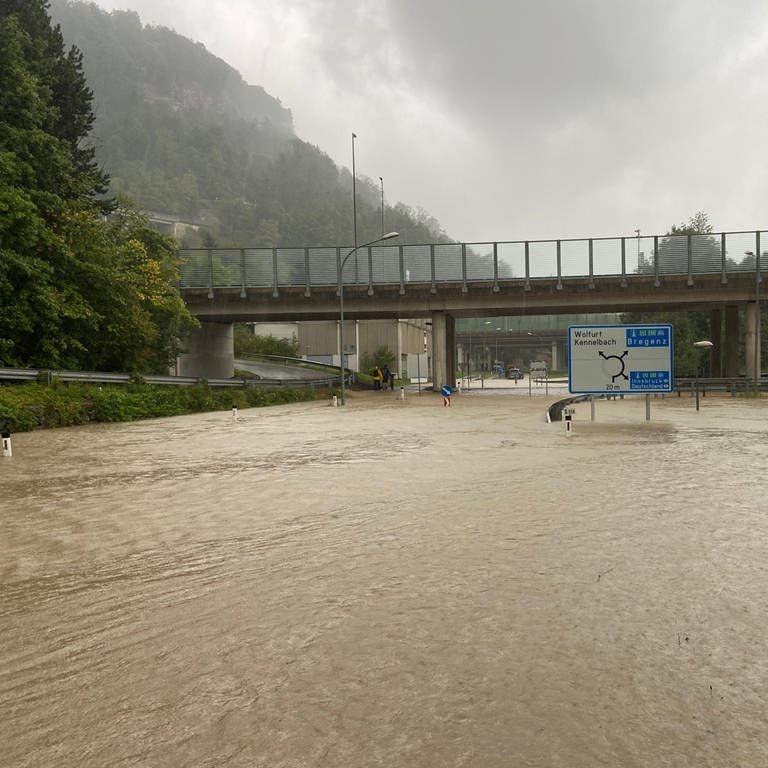 In Vorarlberg wurden Straßen wie hier bei Wolfurt überflutet. (Foto: dpa Bildfunk, Davor Knappmeyer/ (Archivbild))