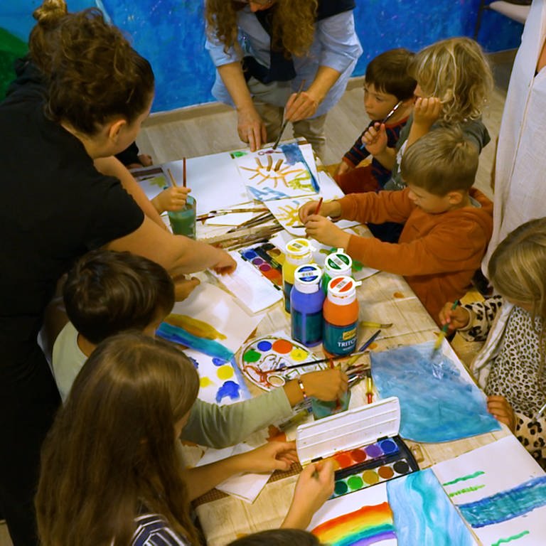 Kinder malen in der Familienferienstätte in Langenargen. (Foto: SWR)