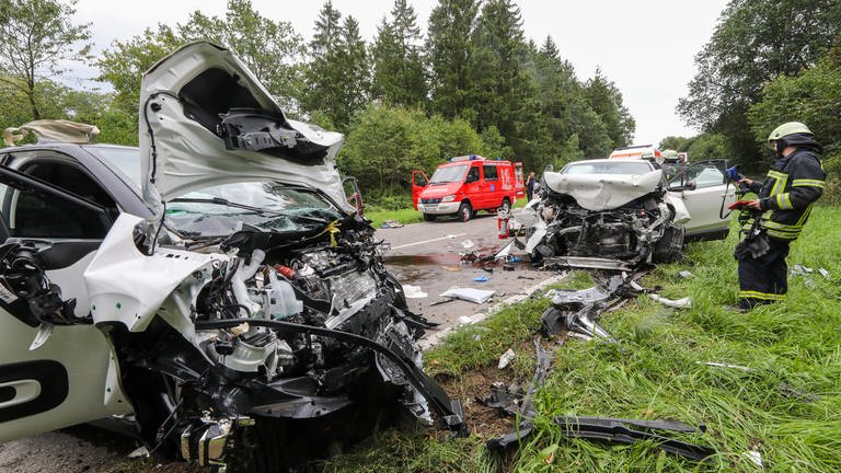 Bei einem Unfall auf der B32 zwischen Bad Saulgau und Herbertingen (Kreis Sigmaringen) ist eine 18-Jährige tödlich verletzt worden. (Foto: Thomas Warnack)