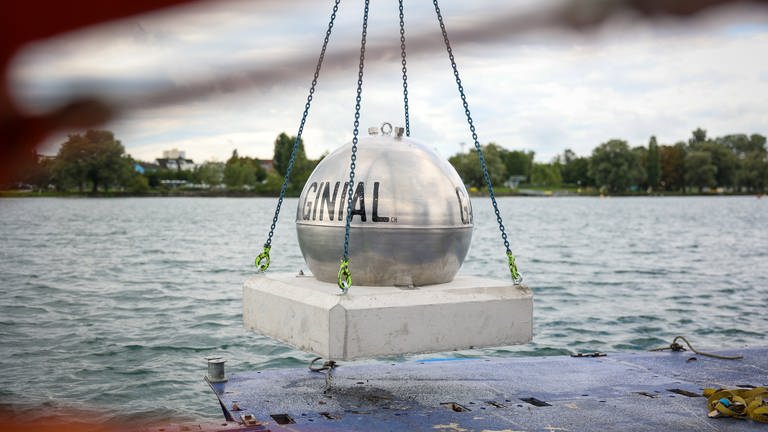 Eine mit Gin gefüllte Metallkugel wird im Bodensee versenkt (Foto: Pressestelle, Diana Strohmeier)