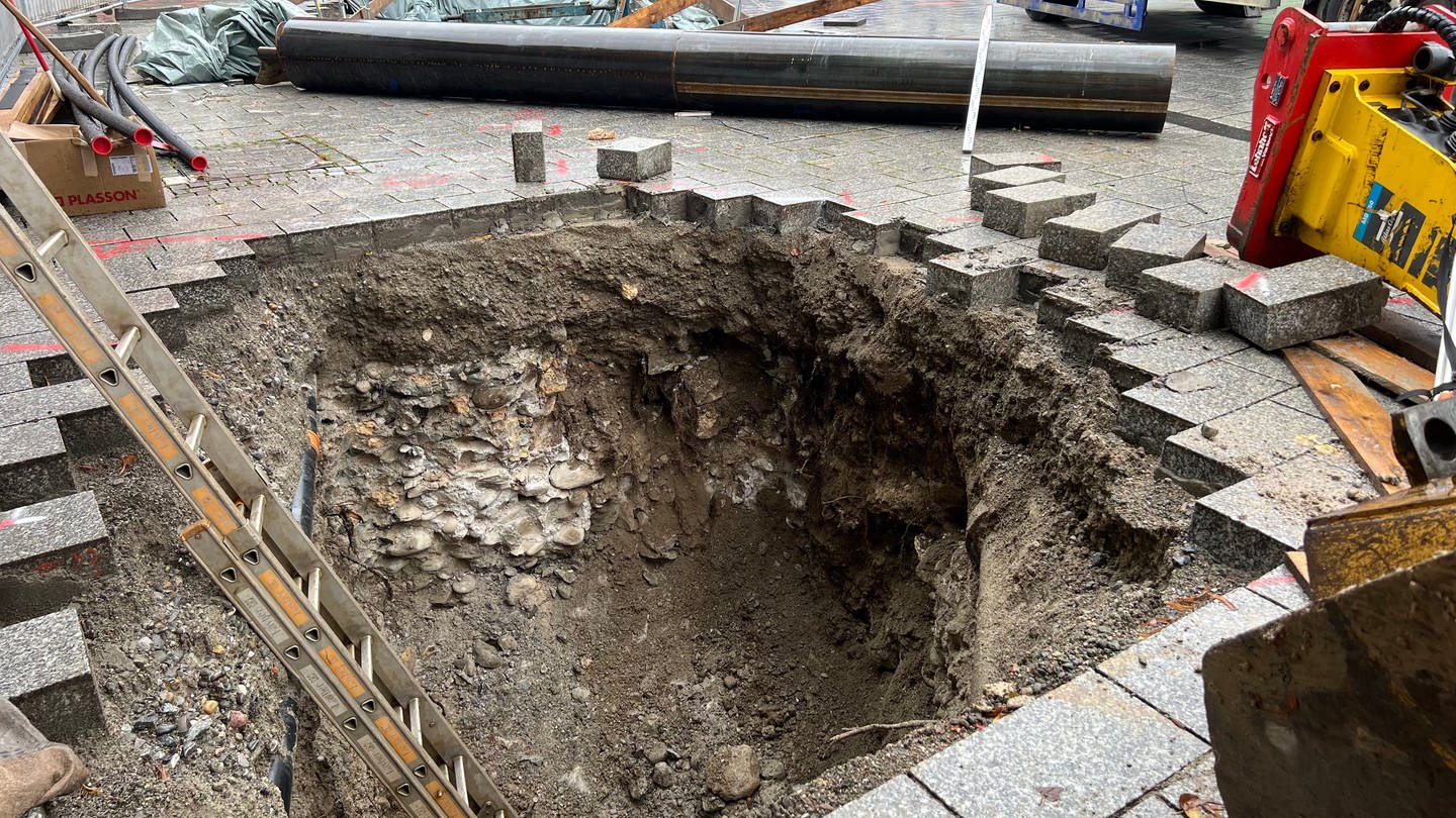 Mauerreste in einer Grube am Marienplatz in Ravensburg (Foto: Pressestelle, Stadt Ravensburg)