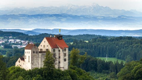Eine Burg und im Hintergrund Berge. (Foto: ppicture alliane/dpa, Felix Kästle)