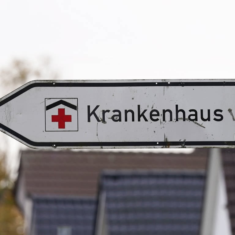 Ein Hinweisschild mit der Aufschrift «Krankenhaus» weist an einer Straße den Weg zu einem Klinikum. (Foto: dpa Bildfunk, picture alliance/dpa | Marcus Brandt)