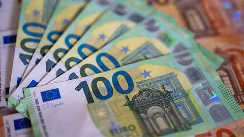 Geldscheine liegen auf einem Tisch. (Foto: dpa Bildfunk, picture alliance/dpa/Monika Skolimowska (Symbolbild))