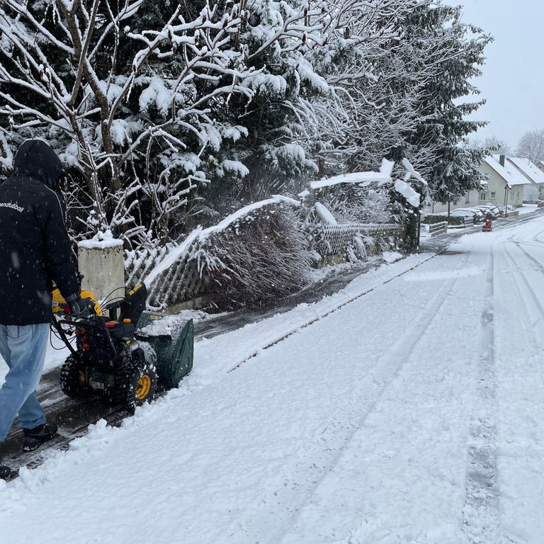 Erster Schnee im Allgäu am Wochenende, Mann fräst mit Schneefräse den Weg frei (Foto: SWR, Wolfgang Wanner)