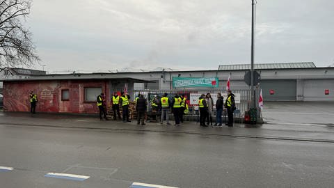Angestellte stehen mit ver.di-Westen vor dem Bus-Depot der Stadtwerke Konstanz und streiken. (Foto: SWR, Achill Tiwary)
