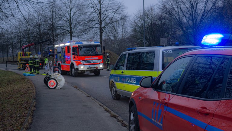 Ein Mann ist in Ravensburg bei einem Unfall ums Leben gekommen. Einsatzkräfte stehen am Unfallort. (Foto: David Pichler)