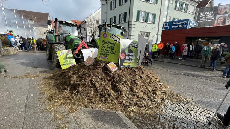 Proteste verhinderten den Politischen Aschermittwoch der Grünen in Biberach. (Foto: SWR, Johannes Riedel)
