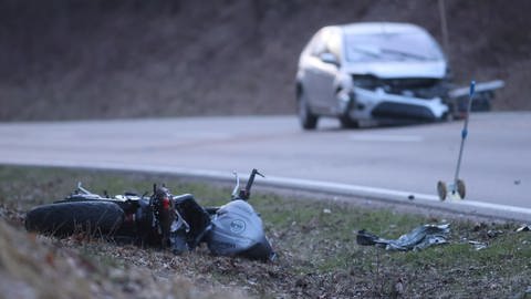 Eine 29-jähriger Motorradfahrerin stirbt beim Überholen nahe Erlenmoos. (Foto: Ralf Zwiebler)