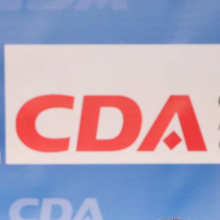 Das Logo der CDA, der Christlich-Demokratischen Arbeitnehmerschaft. Ein Funktionär soll tausende Euro im Bezirksverband Württemberg-Hohenzollern veruntreut haben. (Foto: dpa Bildfunk, picture alliance/Roland Weihrauch)