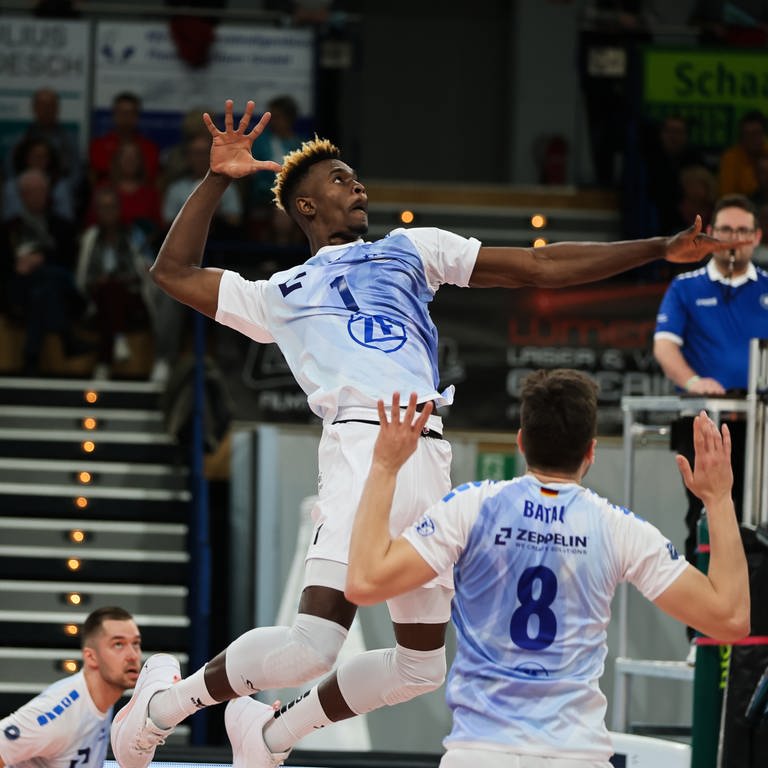 Israel Masso schmettert den VfB Friedrichshafen ins Halbfinale der Volleyball-Bundesliga. (Foto: Pressestelle, Florian Zons)