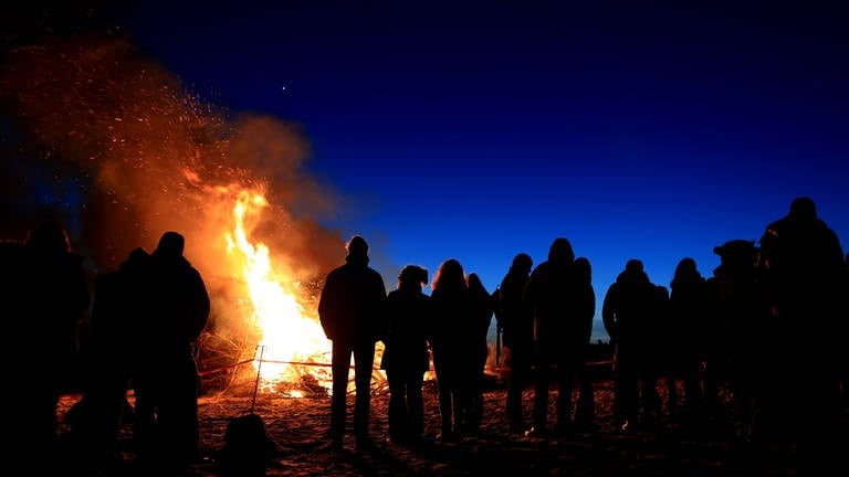 Osterfeuer in der Nacht von Karsamstag auf Ostersonntag am Bodensee und in Oberschwaben