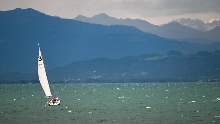 Symbolfoto: Ein Boot segelt bei Sturmwarnung vor Langenargen über die Wellen des Bodensees.  (Foto: dpa Bildfunk, Symbolfoto: picture alliance/dpa | Felix Kästle)