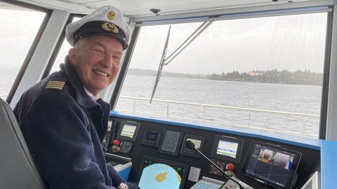 Gute Laune auch bei stürmischem Regenwetter: Rainer Blumenstein, Schiffsführer auf der E-Fähre der BSB.