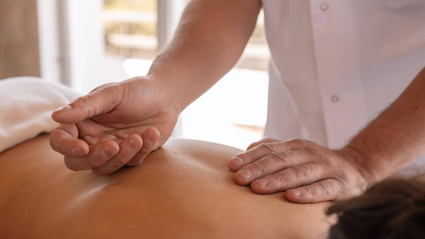 Lomi Lomi, Rückenmassage, Hot-Stone oder Schröpf: Welche Massage passt zu mir? (Foto: IMAGO, imageBROKER/MariaxDanielaxRomero)