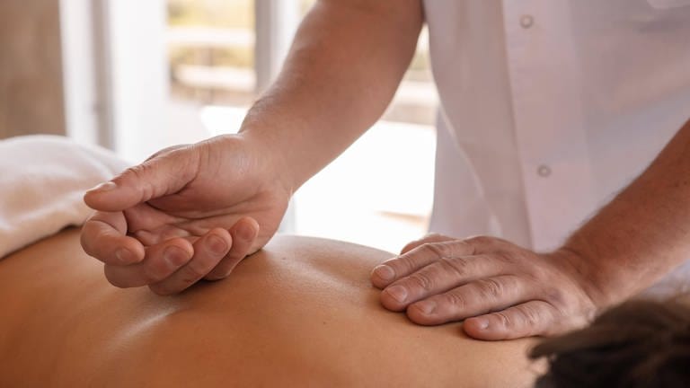 Lomi Lomi, Rückenmassage, Hot-Stone oder Schröpf: Welche Massage passt zu mir? (Foto: IMAGO, imageBROKER/MariaxDanielaxRomero)