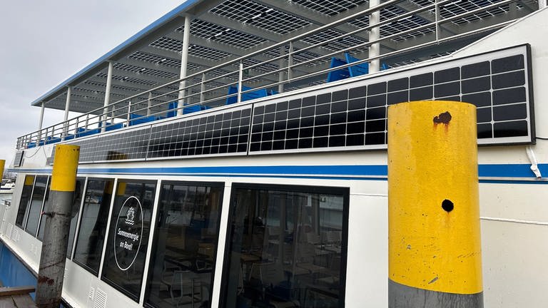Solarzellen an der Seite der Elektrofähre (Foto: Pressestelle, Bodensee-Schiffsbetriebe)