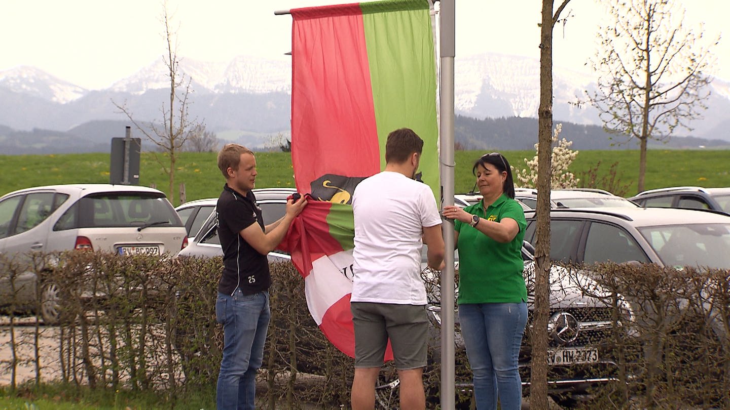 SV Eglofs hisst Flagge für Gastmannschaft (Foto: SWR)