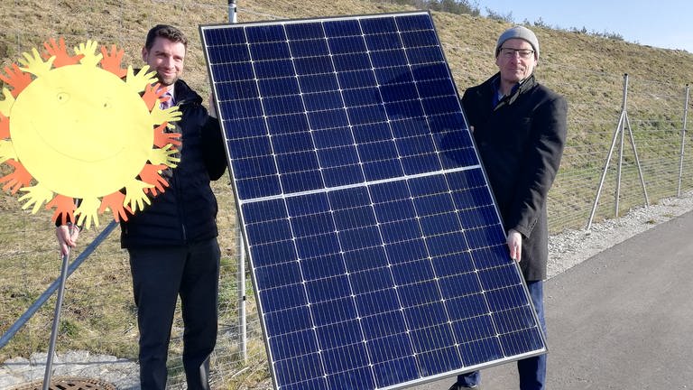 Eines von 4000 Modulen: Der Allensbacher Bürgermeister Stefan Friedrich (l.) und solarcomplex-Vorstand Bene Müller wollen auf dem Lärmschutzwall an der B33 künftig 2 Millionen Kilowattstunden Strom im Jahr ernten. 