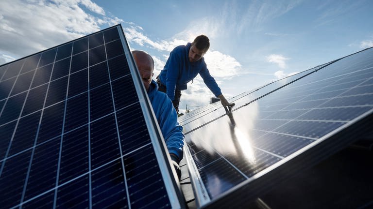 Zwei Männer arbeiten an Solar-Dächern