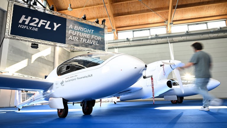 Wasserstoffflugzeugs HY4 mit einem Brennstoffzellen- und Batteriesystem in einer Messehalle in Friedrichshafen