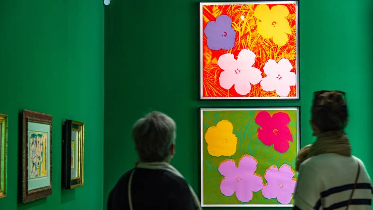 Zwei Frauen schauen auf zwei Bildern mit bunten Farbklecksen (Foto: Pressestelle, © Christian Flemming)