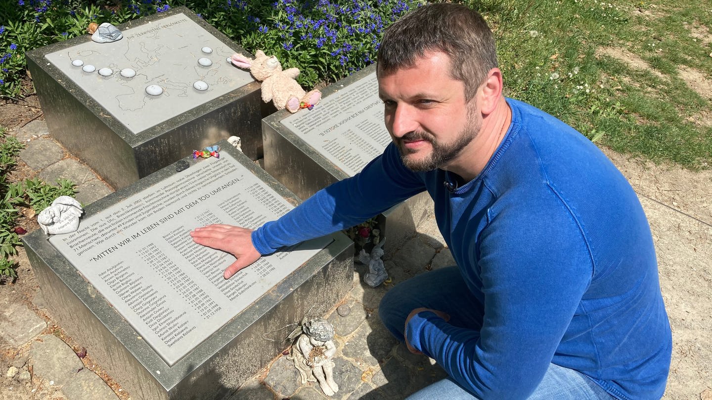 Taras Kostenko am Gedenkstein für seine Schwester an der Absturzstelle bei Überlingen. (Foto: SWR, Thomas Wagner)