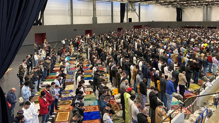 Hunderte Muslime beten gemeinsam in der Oberschwabenhalle und feiern das Ende des Ramadan. (Foto: SWR, Theresia Blömer)