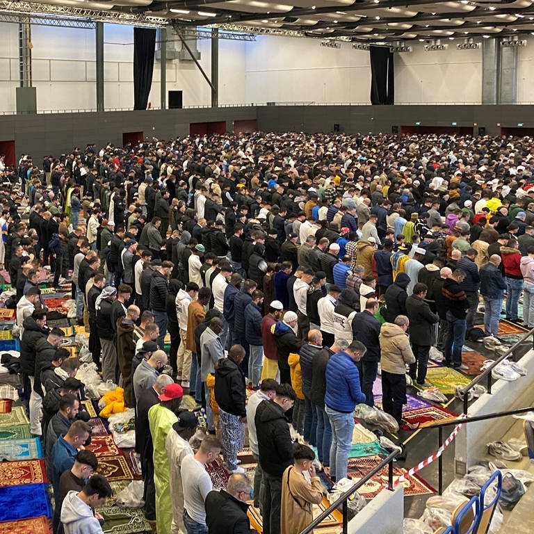 Hunderte Muslime beten gemeinsam in der Oberschwabenhalle und feiern das Ende des Ramadan. (Foto: SWR, Theresia Blömer)