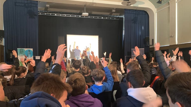 In ihrem Theaterstück "Achtung?!" zeigt die Theatergruppe Q-Rage, wie junge Menschen sich radikalisieren. (Foto: Pressestelle, Polizeipräsidium Ravensburg)