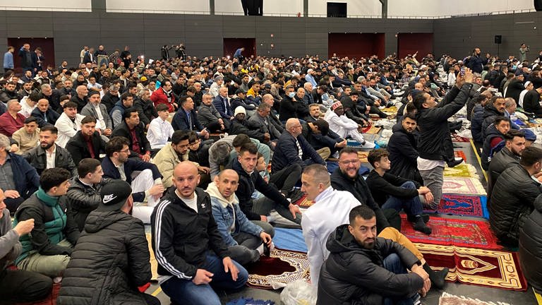 Muslimische Gläubige beten in der Oberschwabenhalle in Ravensburg 