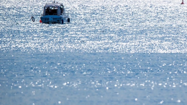 Die Wasserschutzpolizei begleitete auf dem Bodensee ein Motorboot in den Hafen, das nur noch rückwärts fuhr.  (Foto: dpa Bildfunk, Jens Büttner (Symbolbild))