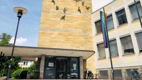 Regenbogenfahne vor dem Eingang des Rathauses in Friedrichshafen (Foto: SWR, Moritz Kluthe)