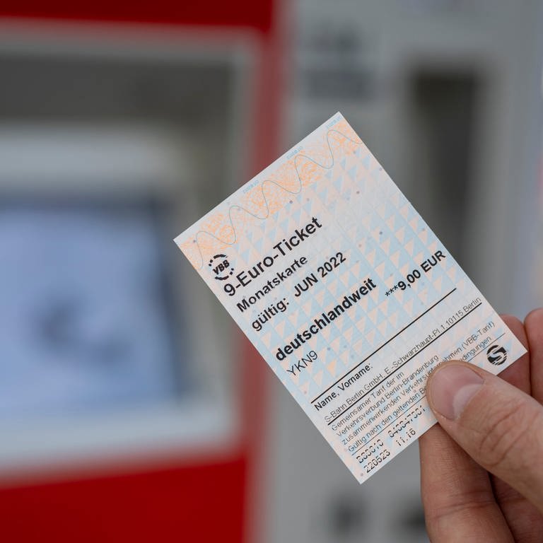 Jemand hält ein 9-Euro-Ticket in der Hand (Foto: dpa Bildfunk, picture alliance/Monika Skolimowska)