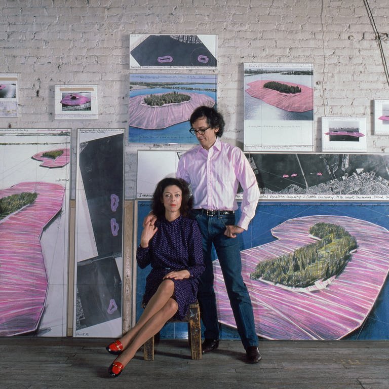 Christo und Jeanne-Claude in ihrem Atelier mit Arbeiten für ihr Projekt Surrounded Islands New York City 1981