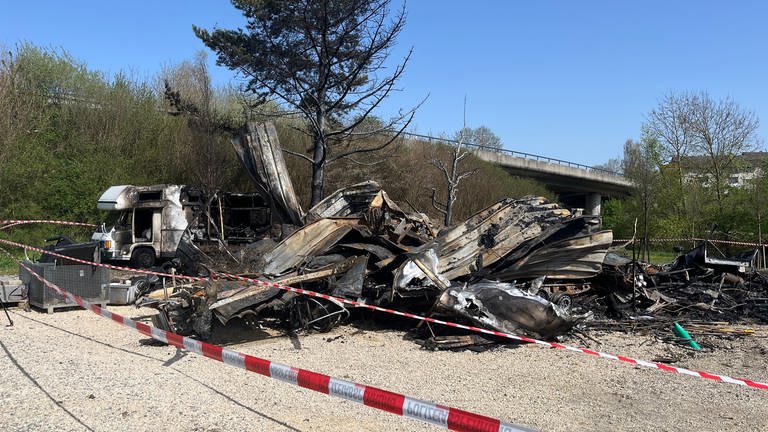 zerstörte Wohnwagen und ein beschädigtes Wohnmobil auf Campingplatz in Meßkirch (Foto: SWR, Nathalie Waldenspuhl)