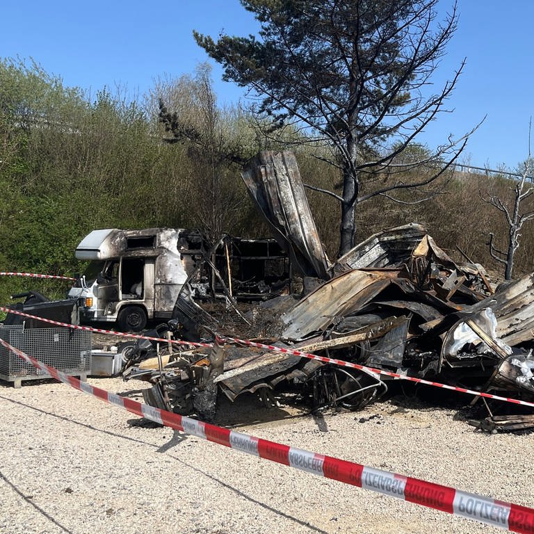 zerstörte Wohnwagen und ein beschädigtes Wohnmobil auf Campingplatz in Meßkirch