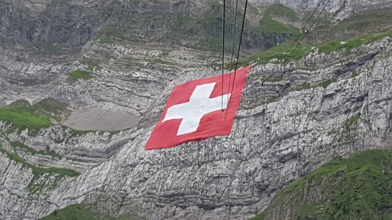 Riesenflagge am Säntis zum Schweizer Nationalfeiertag (Foto: SWR, Säntisbahn)