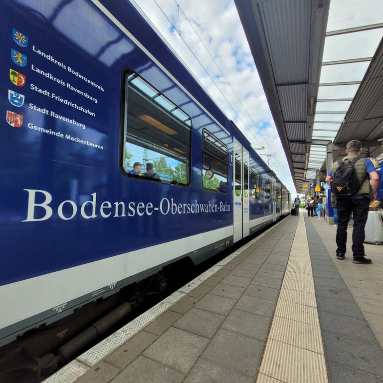 Ein Zug der Bodensee-Oberschwaben-Bahn steht am Bahnhof Ravensburg. (Foto: SWR, Thorben Langwald)
