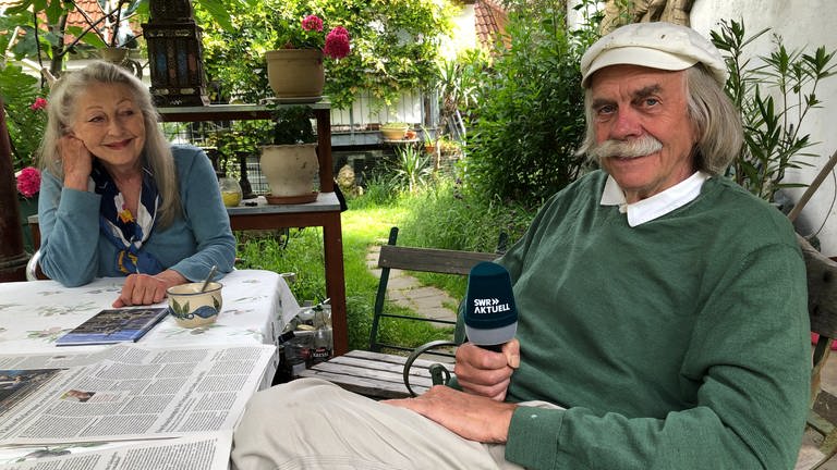 Peter Lenk in seinem Garten in Bodman mit Ehefrau Bettina